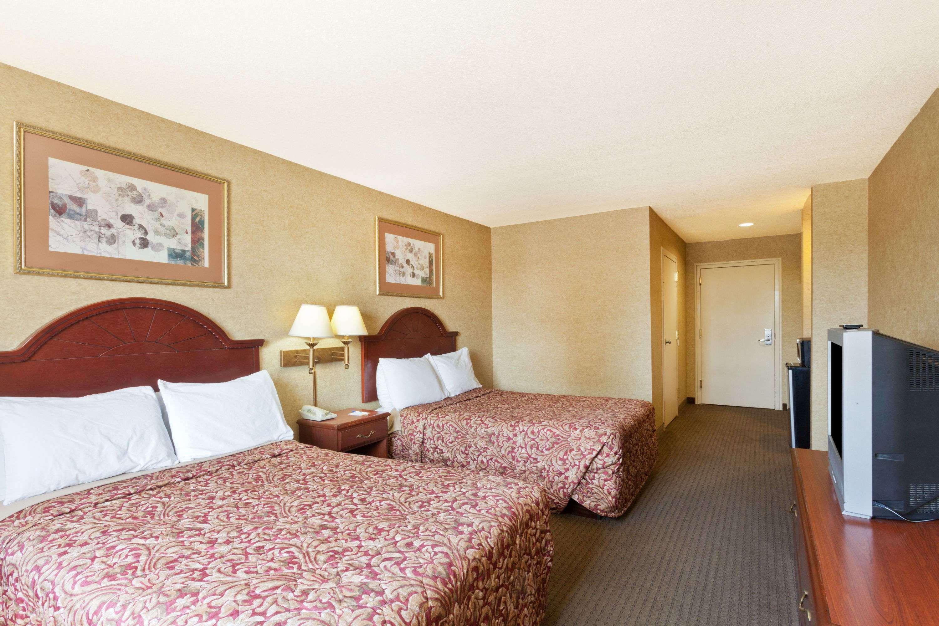 Days Inn & Suites By Wyndham Wynne Εξωτερικό φωτογραφία