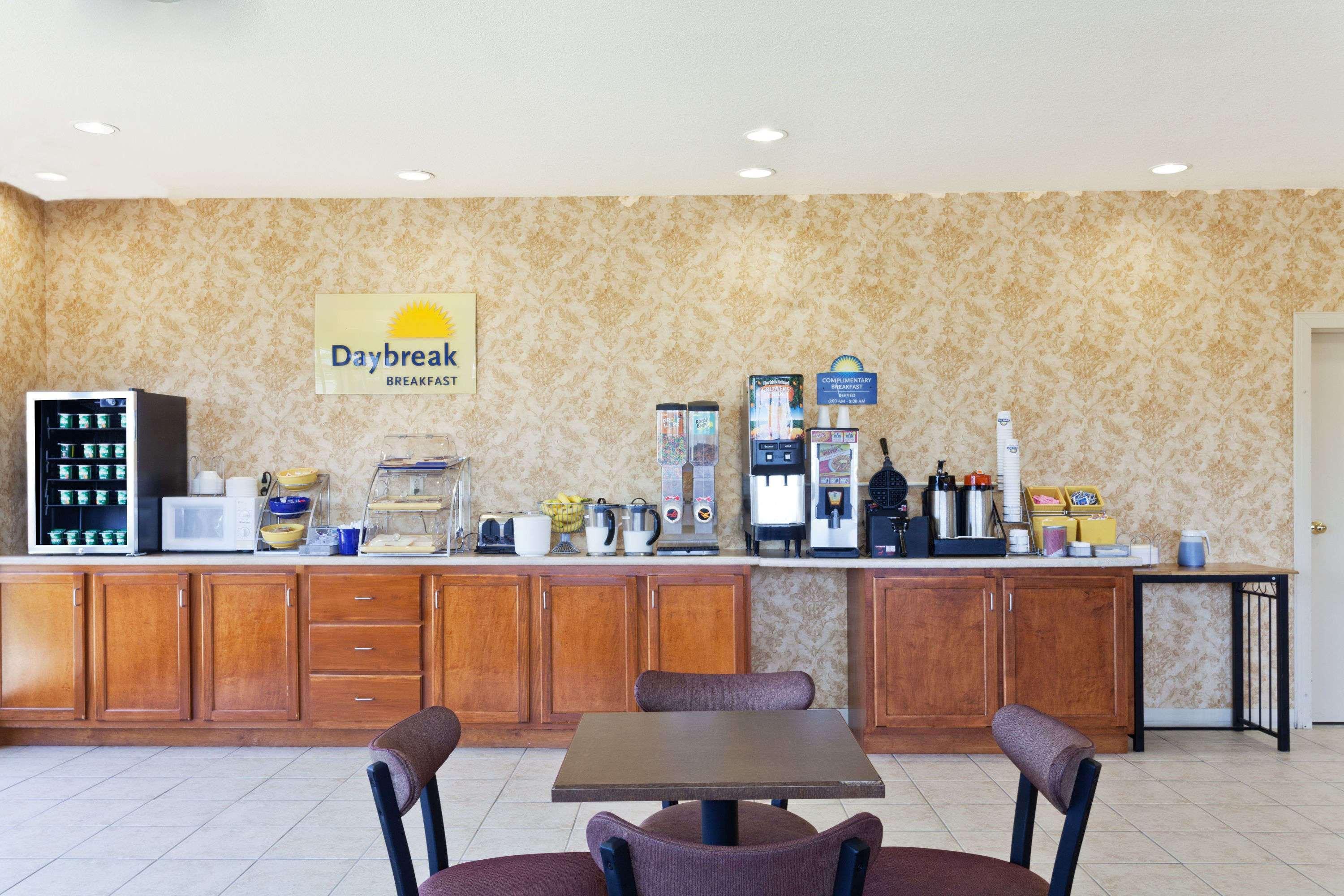 Days Inn & Suites By Wyndham Wynne Εξωτερικό φωτογραφία