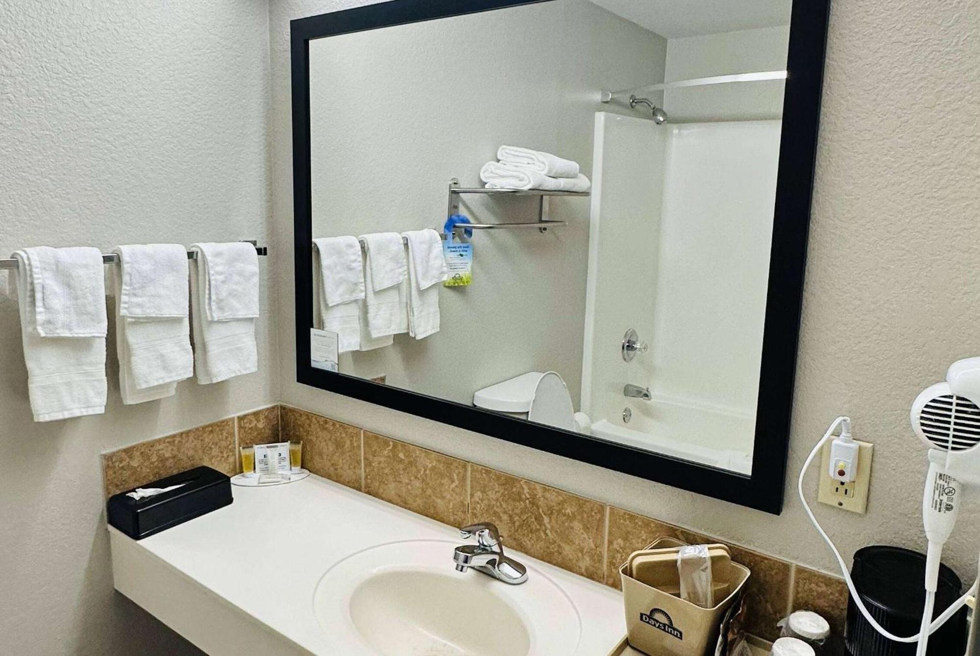 Days Inn & Suites By Wyndham Wynne Εξωτερικό φωτογραφία